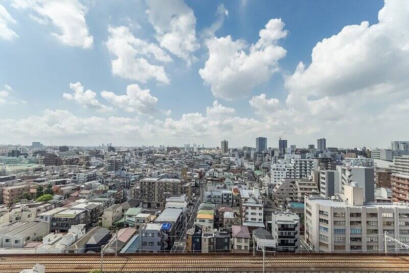 街を遠くまで見渡す、爽快なビュー。夜景にも期待です。眼下には京急線の線路があり、たまに電車が通ります……が、外に面した窓はほとんどが二重になっているため、室内ではいつ通ったのか気づかないくらいでしたよ。