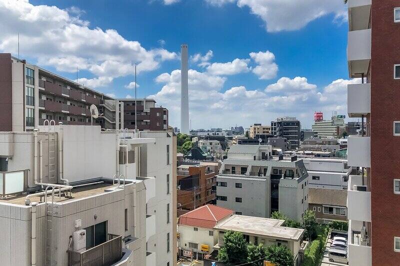 まわりには建物が多いものの、空が大きく見える眺望です。