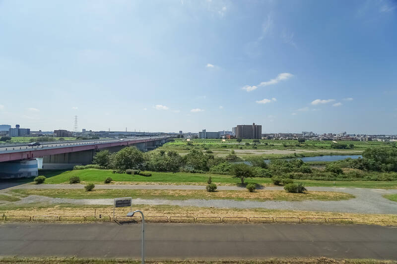 現在地はマンションの４階。バルコニーからは多摩川を思う存分眺められます♡