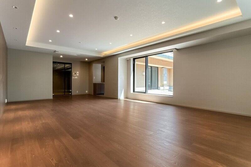 右側の窓は、ルーフバルコニーに通じています。窓の左手にはキッチンがチラリ。見に行ってみましょう。