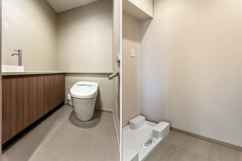 <b>左・</b>マンションでは珍しい2つ目のトイレ。来客時や朝の混雑する時間などに役立ちますね。／<b>右・</b>洗面室の奥には建具で仕切られた、ランドリールームが。洗濯機置き場と、洋服などの手洗いができる洗面ボウルが備わっていますよ。