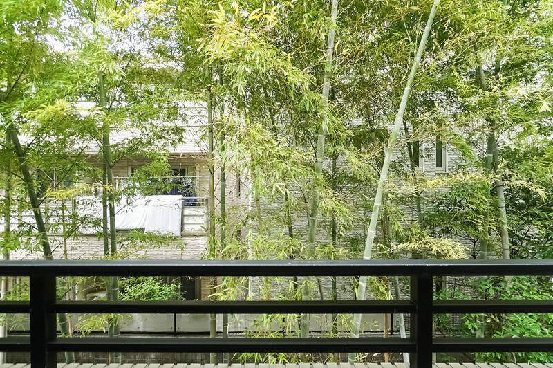 北側はマンション敷地内の竹林を望みます。お向かいとの緩衝材の役割も果たしてくれていますね。