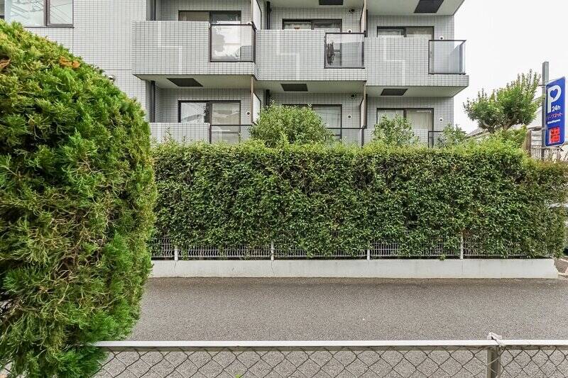 北向きの窓の先に、この居室専用のバルコニーが付いています。カーテンを付けないと通行人と目が合いそうなので、ここは工夫が必要そう。