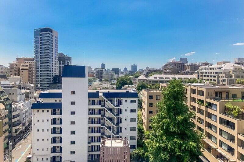 窓から外へ出てみると、都心とは思えないほど空を大きく仰ぐ眺望に驚きます。建物の谷間には緑がのぞき、心癒される風景です。
