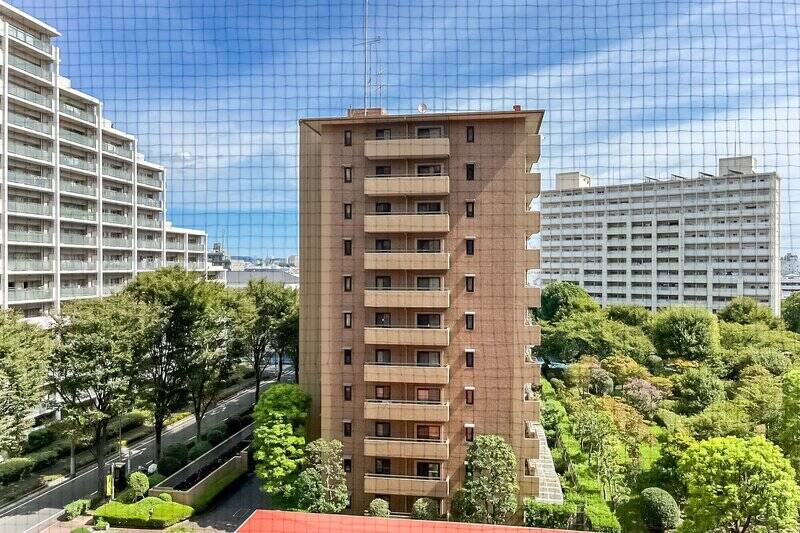 北東側の眺望。防鳥ネットが掛かっていますが、マンション敷地内の植栽がきれいに見えます。