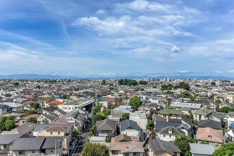 まるで展望台から見下ろしたような眺望。遠くには山並みも見えて、都心とは思えないほど。