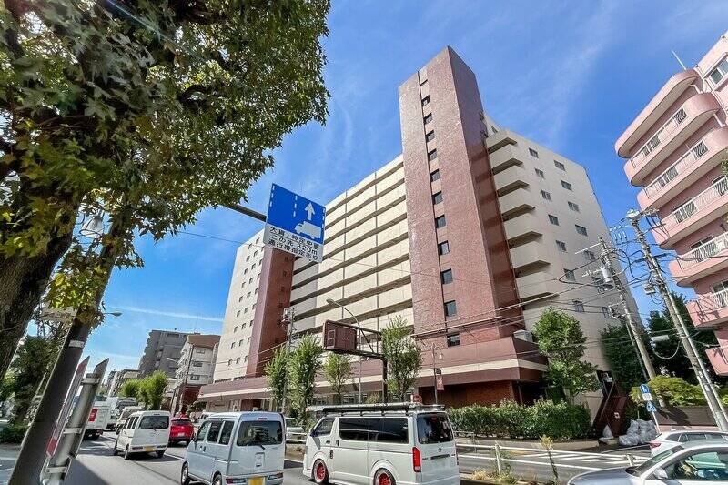 1974年に竣工した、総戸数80戸のマンション。1階にはテナントとしてスーパー「<b>オーケー 荻窪店</b>」が入っています。毎日8時半～21時半まで営業しており、食材のお買い物はラクラク。