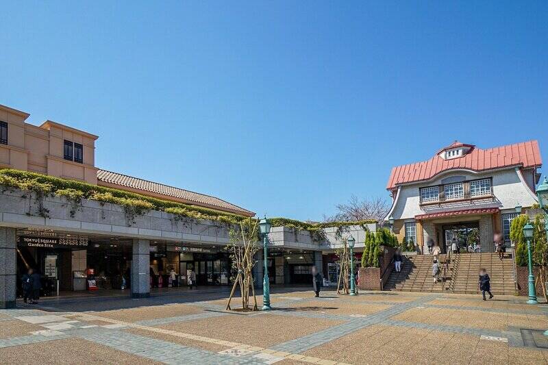物件の最寄りは、東急東横線・目黒線「田園調布」駅（徒歩7分）。広々として日本離れした駅前広場には、ショッピングセンター「東急スクエアガーデンサイト」が直結しており、お買い物にも便利です。