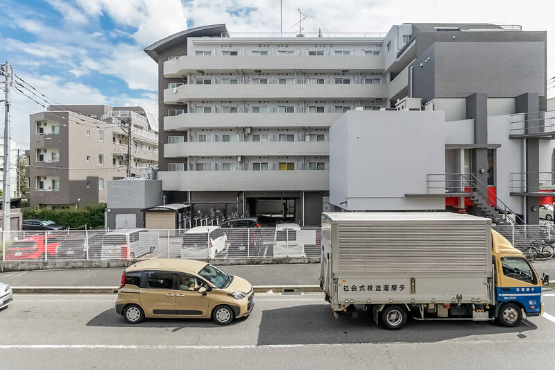 住戸は2階に所在。下の階は駐車場なので、お子さまの足音などは気にしないでOK！