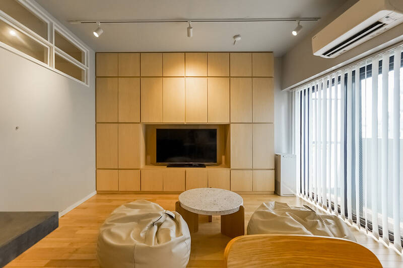 振り返ると、テレビボードも天井までの造作収納に。書類も書籍もおもちゃも何でも仕舞ってしまいましょう！
