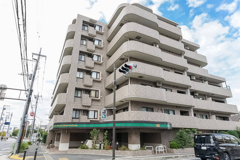 1995年竣工、総戸数28戸のマンション。タイル貼りで整ったお顔立ち。