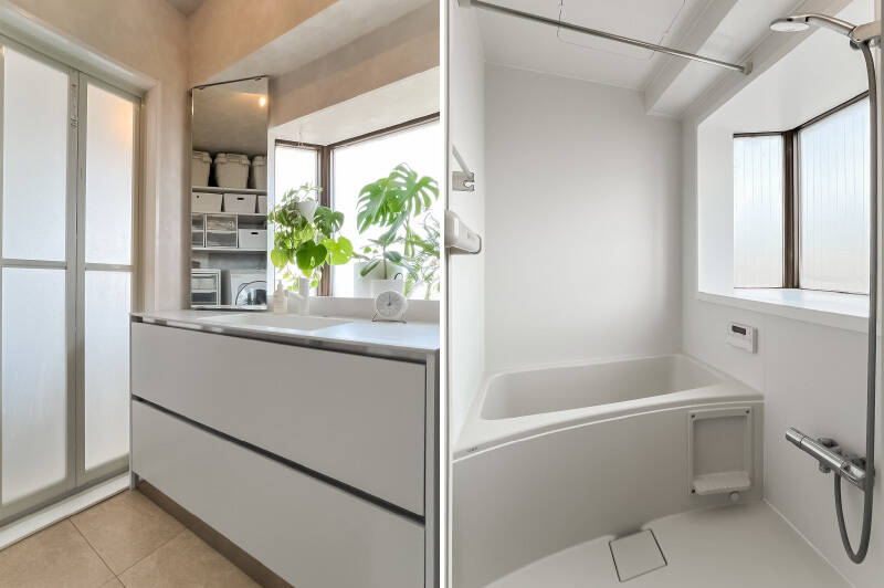 <b>左・</b>ダイニングから洗面室へは建具を設けず、カーテンで仕切ります。出窓からそそぐ光がうれしい。／<b>右・</b>浴室にも出窓があり、明るさが広がります。