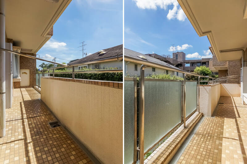 バルコニーは、外壁同様のモザイクタイルが敷かれています。左側は奥行きゆったりで、右側は物干しスペース。ご覧の日当たりなので、洗濯物がカラッと乾きそうです。