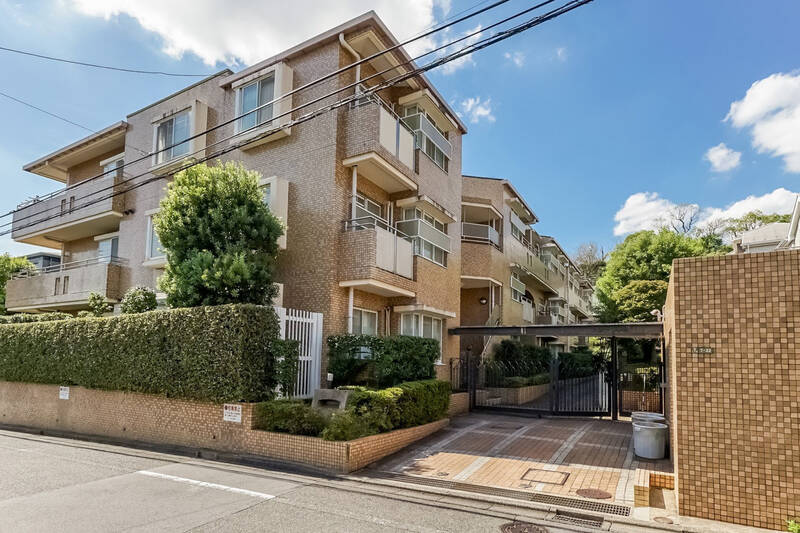 駅から歩くこと約12分。メープル色のマンションが出現！ 濃淡の異なるモザイクタイル貼りの外観がかわいらしい。竣工は1986年、総戸数は15戸です。