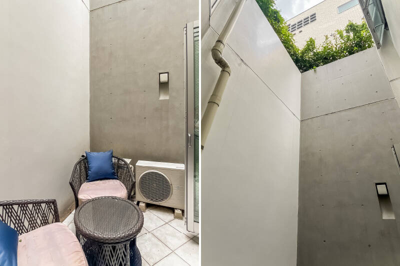 <b>左・</b>窓は折れ戸タイプで、ガバッと開く構造。写真のように、椅子とテーブルをセットで置ける広さがあります。/<b>右・</b>空を見上げてもう一枚。視線が気にならないプライベートなスペースです。