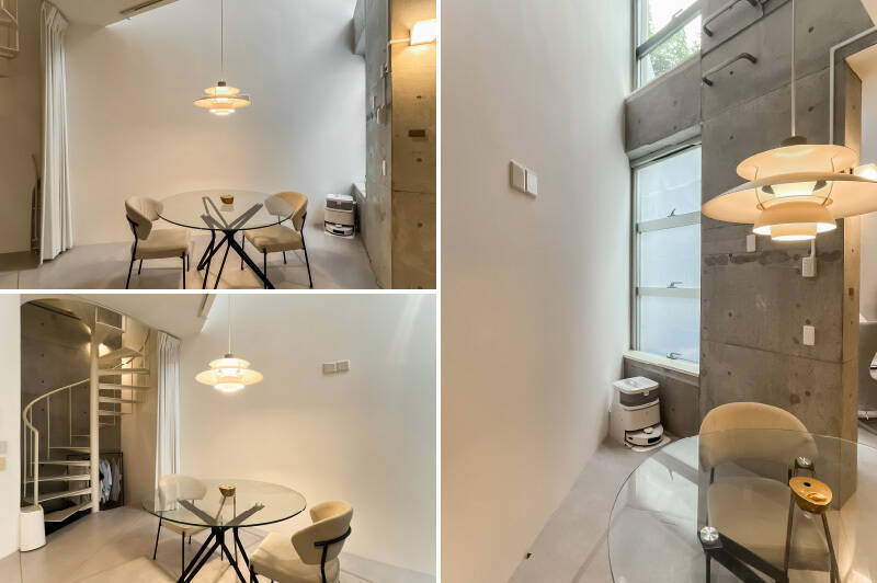 吹き抜けの光を感じるスペースが。どことなく、まわりの空間から緩く分かれているような印象があります。