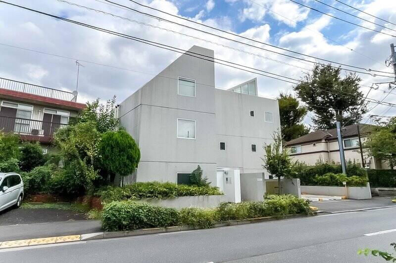 最寄りの「<b>成城学園前</b>」駅から徒歩6分。成城六間通り沿いに佇む、2006年に竣工された建物です。