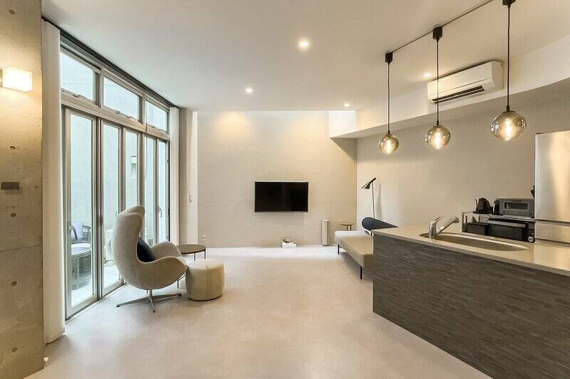 LDKは北西向き。テラスに面する大きな窓があり、地下でもたっぷり光が届きます。