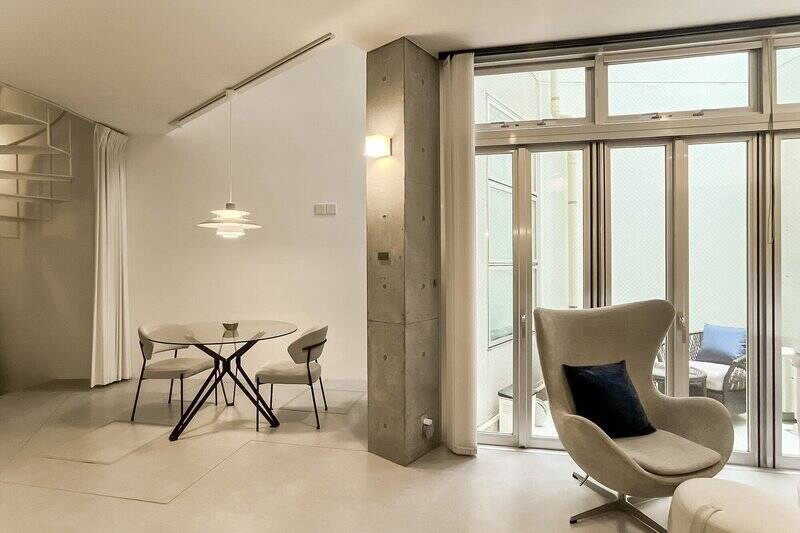 <p><b>1住戸2匹までペット可</b>(細則あり)、<b>専用駐車場付き</b>、そしてオリジナリティ溢れる間取りと内装デザイン。カウカモで住まいのバトンをつないできた、メゾネットタイプの一室をご紹介します。</p>