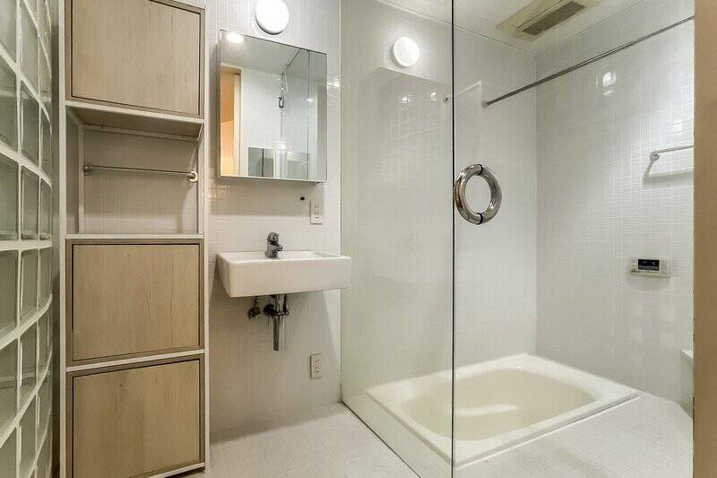 壁と床が一面タイル貼りで、海外ライクな洗面室。