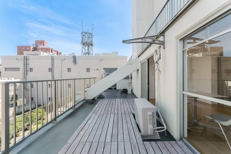 今回ご紹介する物件は二面バルコニー付き。特にこちらの約28㎡の巨大ルーフバルコニーは、さまざまな使い方を想像できます。