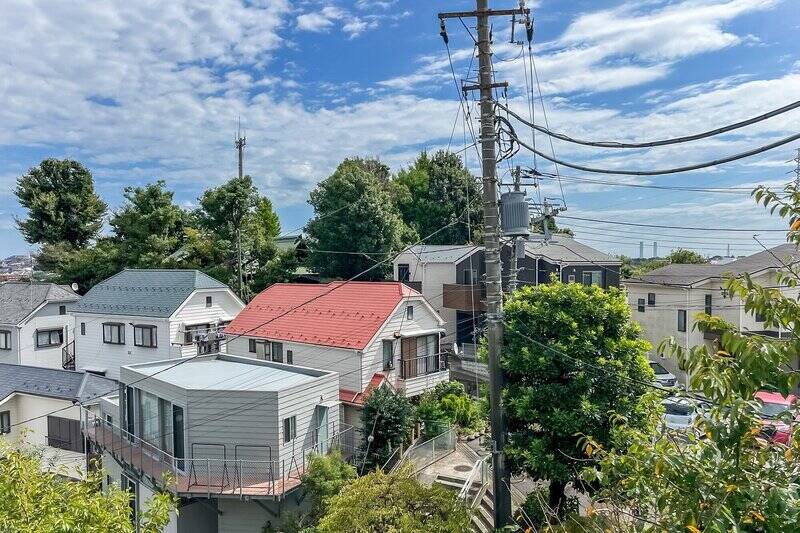 ほどよくグリーンが見えてさわやかな眺望。建物と距離が取れていて、視線も気にならなそうです。