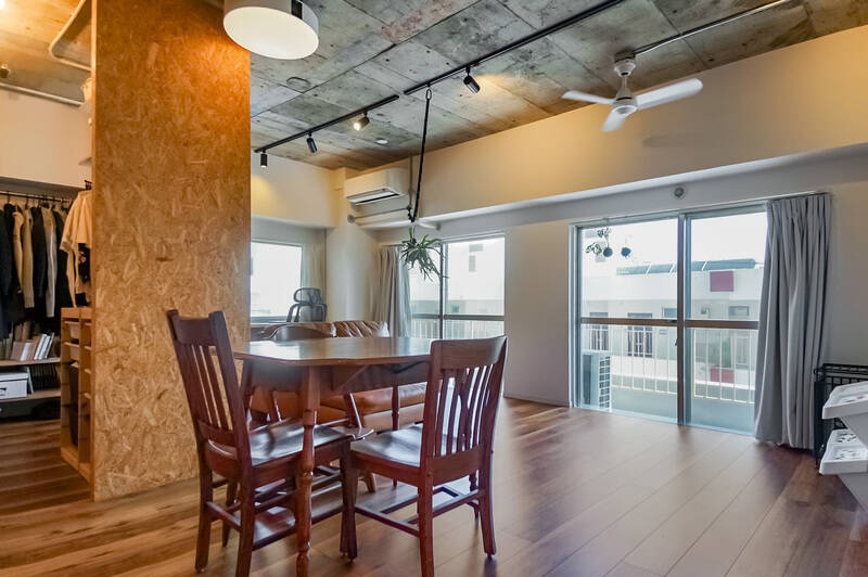 南東・北東向きの窓から差し込む光が室内を明るく照らします。