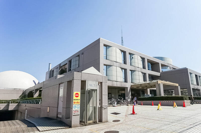 <p>「<b>世田谷区立中央図書館</b>」までは徒歩5分。1階と地下に分かれる広い図書館には、PC作業も可能なワークスペースや雑誌コーナーも。施設内にはプラネタリウムもありますよ。</p>