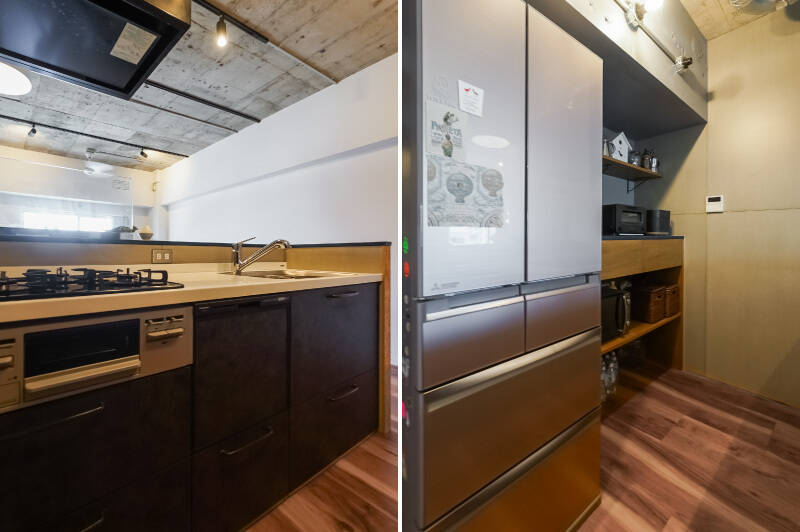 <b>左・</b>キッチンは3口コンロで食洗機付き。/<b>右・</b>背面には収納があるうえ、上部にはオープン棚が設置されています。