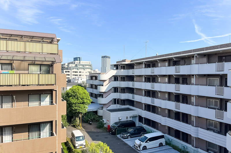 近距離にマンションは建っているものの、広い空が見えてグリーンも視界に入る贅沢さ。