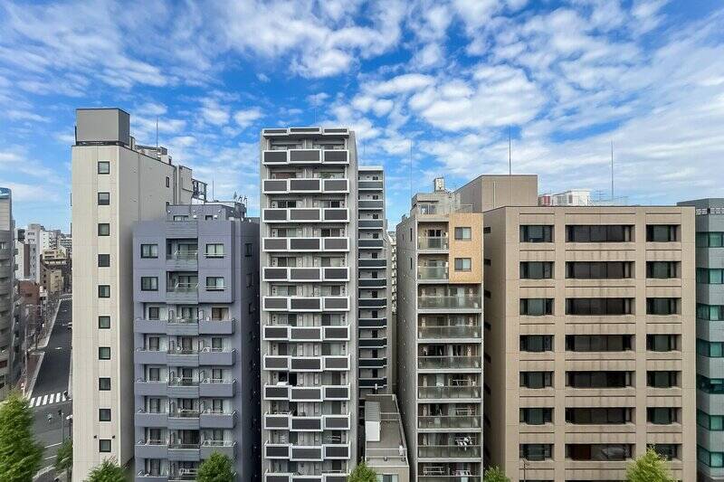 駅前大通り沿いらしく、ペンシル型のビルがいくつも建っています。