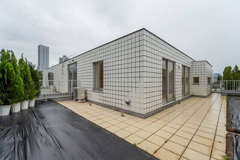 窓の外には約54㎡のゆったりしたルーフバルコニーが備わっています。ルーバルは住戸を包むようにL字型に延びているので、どこの部屋からでも外を感じられるようになっていて気持ちいい! 静かな環境で、外からの視線も気にならないと感じましたよ。