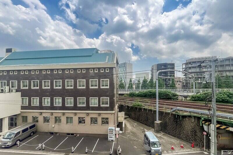 所在階は3階。右手には中央線と総武線の線路が見えます。駅からの近さとのトレードオフですね！ 南東側なので、お部屋に日差しがしっかり届きますよ。