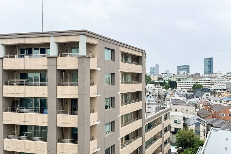住宅街の向こうに目黒区方面の高層ビルを望む眺望。正面のマンションとは、ある程度距離がとれていますよ。