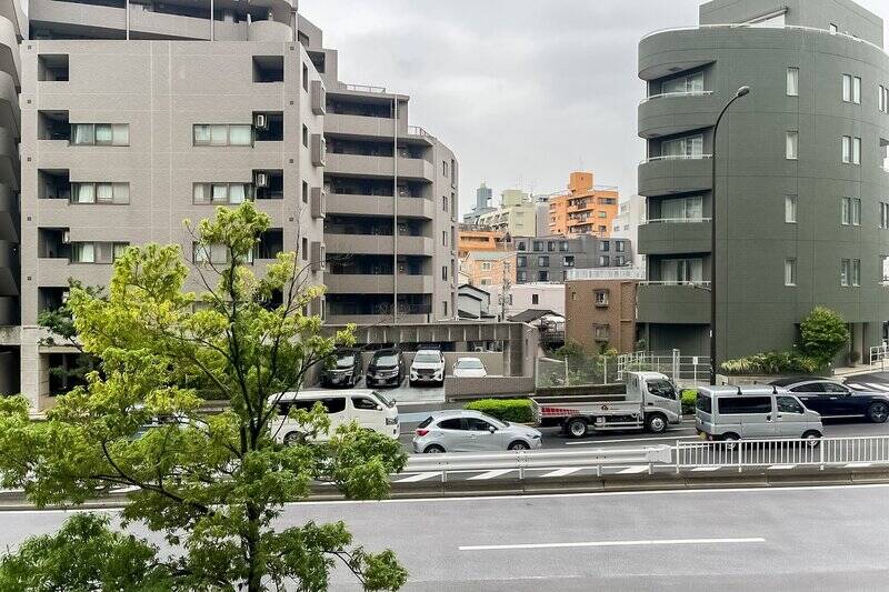 住戸は２階所在。眼下には道路が見える、都心らしい眺望です。物干し金具は視線が届きづらい位置に設置されています。