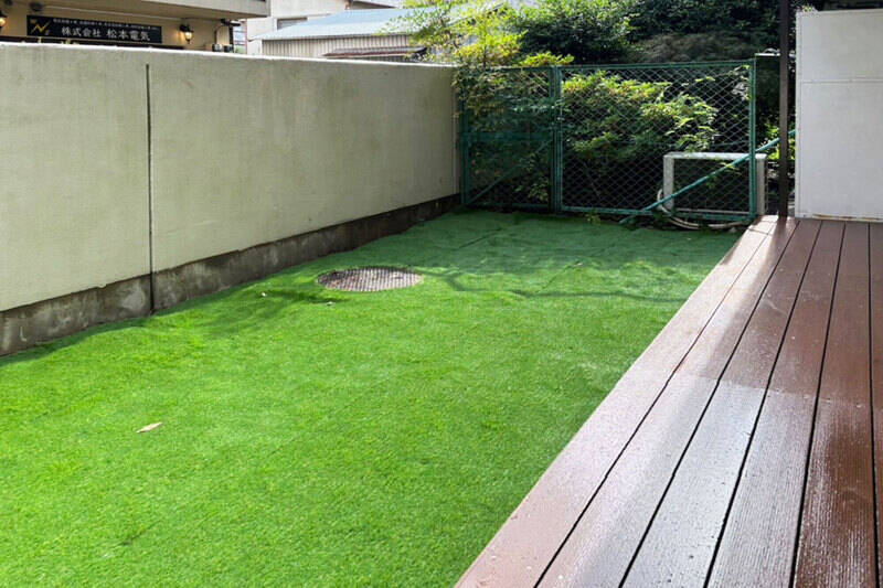 お隣とはフェンスで仕切られています。