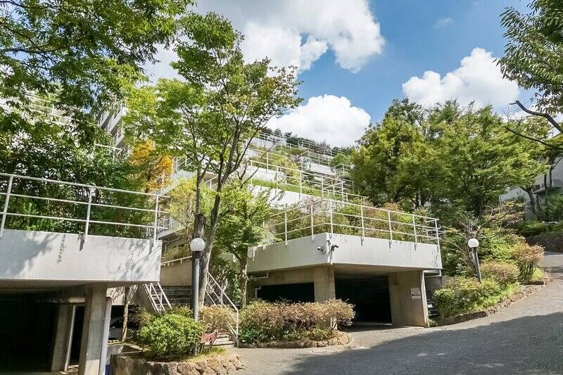 今回ご紹介するのは、豊かな緑に包まれた雛壇マンション。“斜面の魔術師” と呼ばれる建築家、井出共治氏が設計を手がけています。日本建築家協会25年賞受賞の実績も。竣工は1986年で新耐震基準に適合、総戸数は全14棟合わせて81戸です。