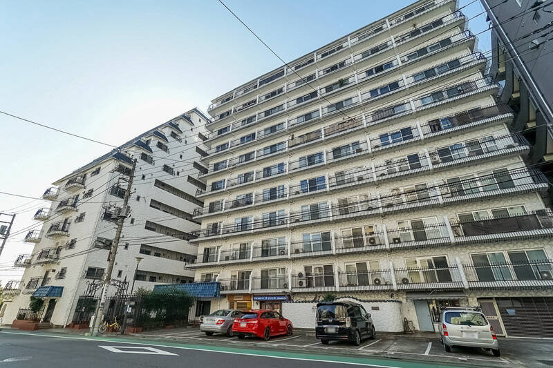 賑やかな目黒通りから一本入った場所にどっしり構える、総戸数239戸の大規模マンション。青い瓦屋根と白亜の外壁が特徴の、“秀和レジデンス” シリーズの建物です。