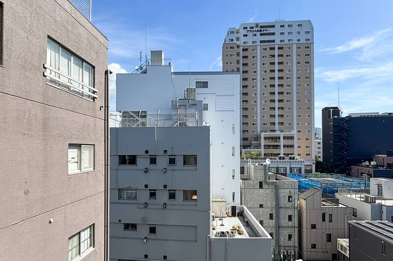 駅チカのため、まわりは建物が集まるエリアですが、それでも空を大きく仰ぎます。