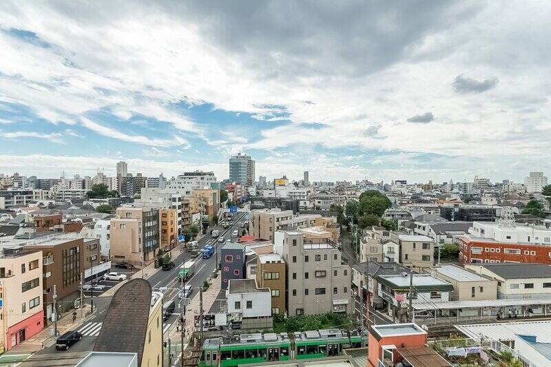 世田谷の街並みと遠くまで広がる空を望めます。信号待ちする世田谷線のローカル感にほっこり。