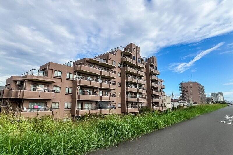 リバーサイドに佇むブラウンカラーのマンション。こちらの、2002年竣工・総戸数37戸のマンションをご紹介します。<b>ペット飼育OK(細則あり)</b>ですので、ぜひペットがいるシーンを思い浮かべながらご覧くださいね。
