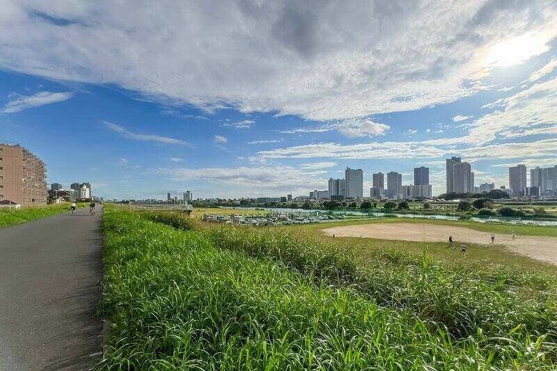 多摩川の河川敷にやってきました。川沿いを真っ直ぐに道が続いていて、視界は良好。穏やかな時間が流れています。
