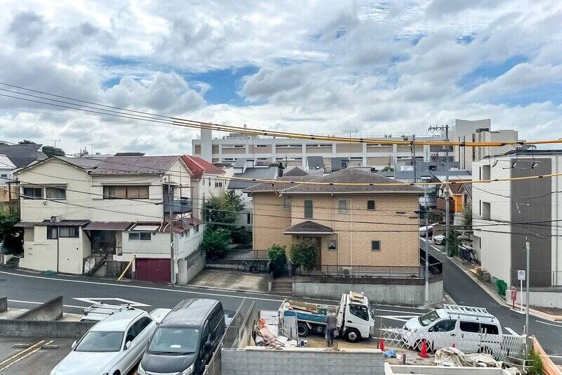 現在住戸の南側で建設作業が進められており、基礎を拝見するに恐らく戸建て住宅が建つのではないかと思われます。眺望や日当たりに少々影響が出そうな点、予めご留意ください。