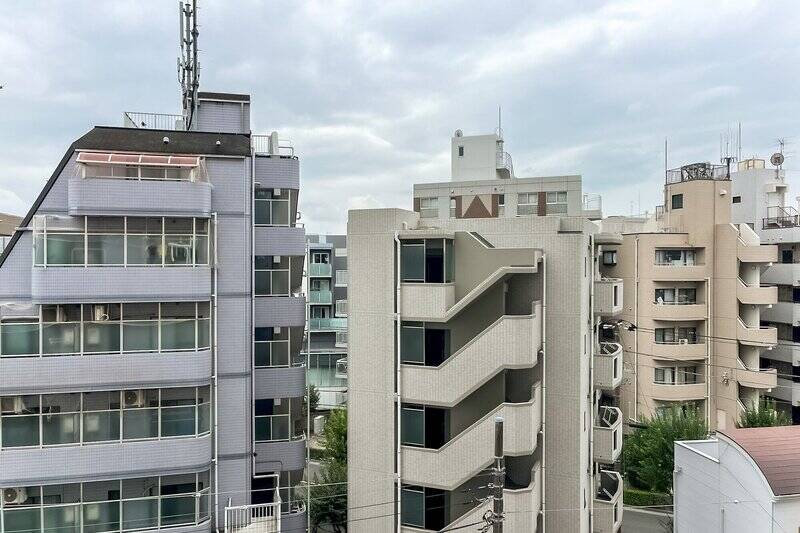 正面にはマンションが建っていますが、通りを挟んで距離が取れているため、視線はあまり気にならなそうです。