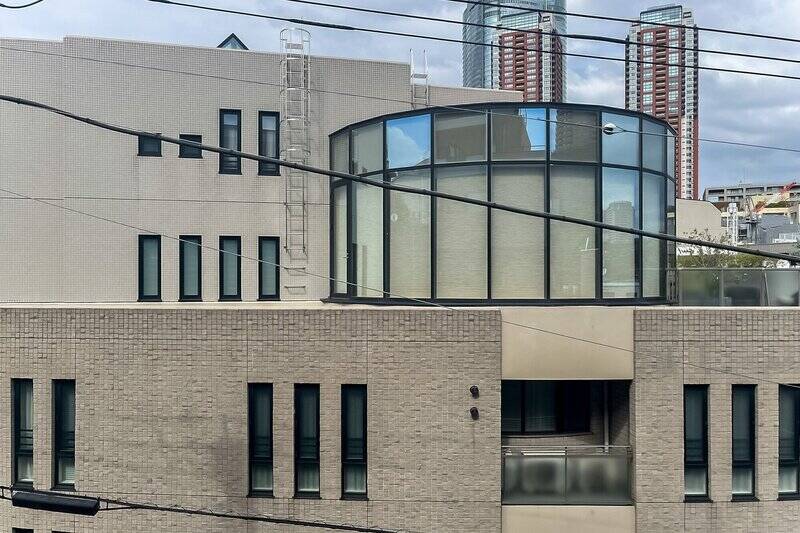 1本道の “狐坂” を挟んで、目の前にはマンションが。