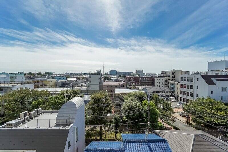 さすが6階。ヤッホー! と両手を上げたくなる爽快な眺めです。戸建て住宅を挟んだお向かいには緑豊かな「烏山川緑道」が延びています。空と緑で心が洗われそうですね〜。