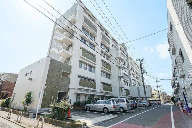 「経堂」駅から歩くこと7分ほどの住宅街に佇む、1969年生まれ・総戸数56戸のマンションです。全住戸がメゾネットで、今回ご紹介した住戸は6~7階に所在しています。