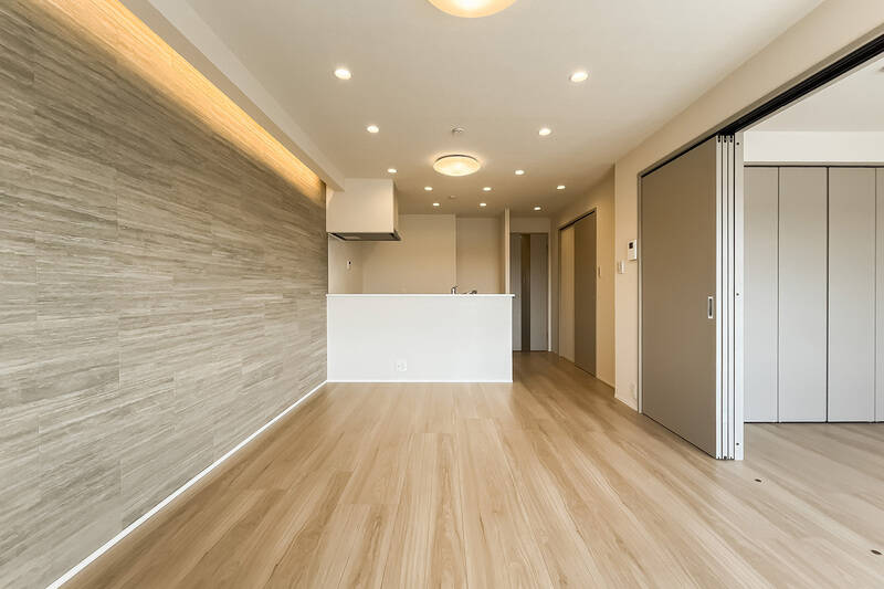 キッチンの方へ振り返ってみました。建具の面材が全てグレーで統一されていて◎