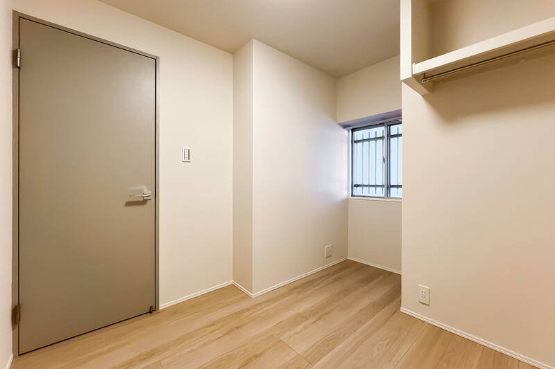 オープン収納付きでお子さまのお部屋によさそう。部屋の形が歪なため、家具の配置の仕方は現地でご確認くださいね。