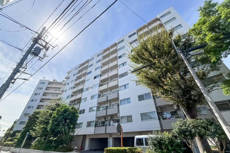 1974年築、バス通り沿いに堂々と建つマンションです。